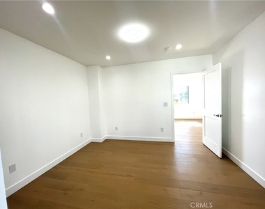 624 W 38th Street - Photo Thumbnail 9