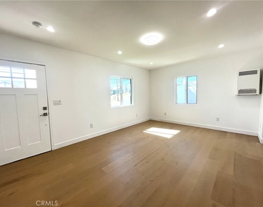 624 W 38th Street - Photo Thumbnail 2