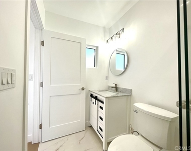 624 W 38th Street - Photo Thumbnail 11