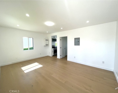 624 W 38th Street - Photo Thumbnail 3
