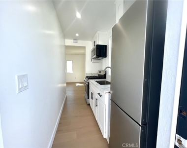 624 W 38th Street - Photo Thumbnail 6