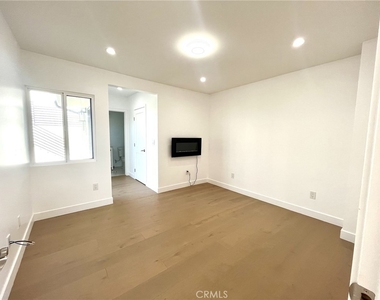 624 W 38th Street - Photo Thumbnail 8
