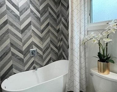 1060 W 6th - Photo Thumbnail 5