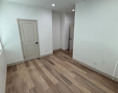 2348 Angelcrest Drive - Photo Thumbnail 10