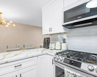 20224 Cohasset Street - Photo Thumbnail 7