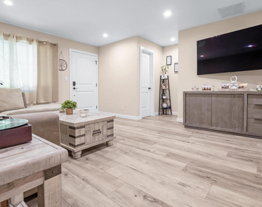 20224 Cohasset Street - Photo Thumbnail 3