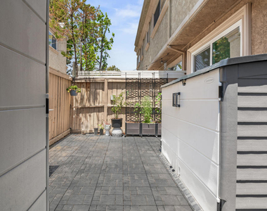 20224 Cohasset Street - Photo Thumbnail 8