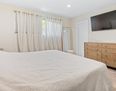 20224 Cohasset Street - Photo Thumbnail 19