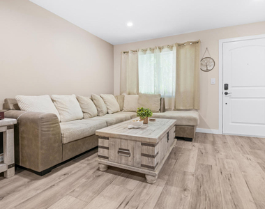 20224 Cohasset Street - Photo Thumbnail 4