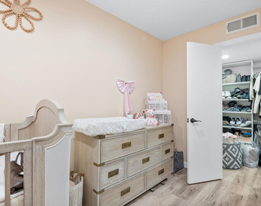 20224 Cohasset Street - Photo Thumbnail 14
