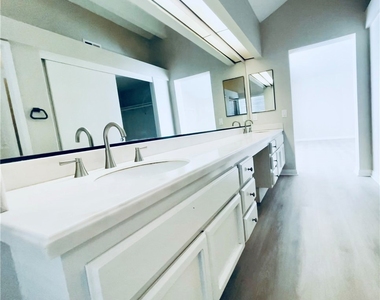 8 Davis - Photo Thumbnail 9