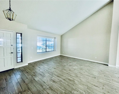 8 Davis - Photo Thumbnail 2