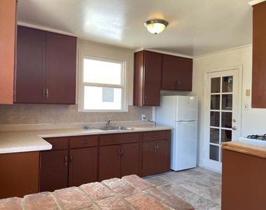 627 Midway Avenue - Photo Thumbnail 12