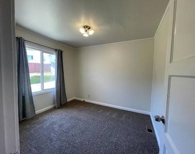 627 Midway Avenue - Photo Thumbnail 11