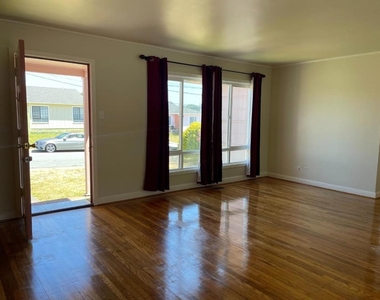 627 Midway Avenue - Photo Thumbnail 4