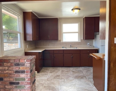 627 Midway Avenue - Photo Thumbnail 16