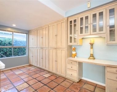18119 Calvert Street - Photo Thumbnail 8