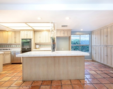 18119 Calvert Street - Photo Thumbnail 11