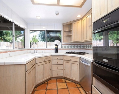 18119 Calvert Street - Photo Thumbnail 5