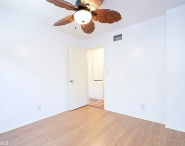 18119 Calvert Street - Photo Thumbnail 16
