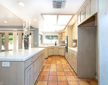 18119 Calvert Street - Photo Thumbnail 7