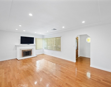 826 E Olive Avenue - Photo Thumbnail 2