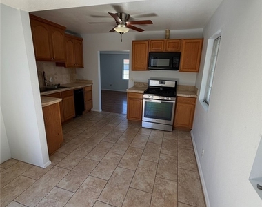 1019 1019 N Patt St - Photo Thumbnail 4