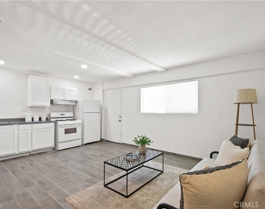 3008 N Arrowhead - Photo Thumbnail 2
