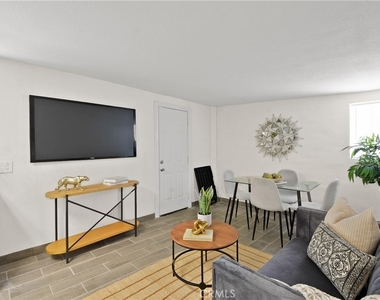 3008 N Arrowhead - Photo Thumbnail 2