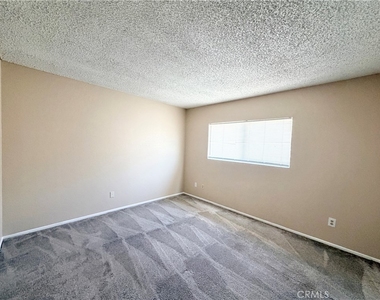 407 E E - Photo Thumbnail 4