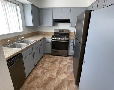 1216 S Cypress Avenue - Photo Thumbnail 3