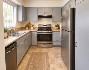 1216 S Cypress Avenue - Photo Thumbnail 4