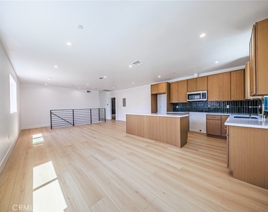 1259 S Longwood Avenue - Photo Thumbnail 20