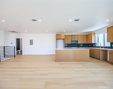 1259 S Longwood Avenue - Photo Thumbnail 19