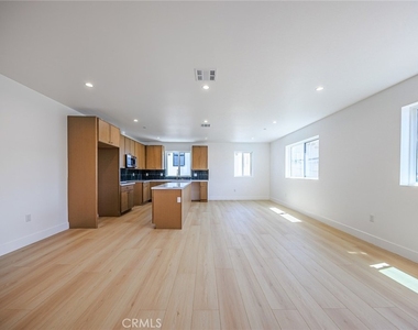 1259 S Longwood Avenue - Photo Thumbnail 15