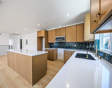 1259 S Longwood Avenue - Photo Thumbnail 21