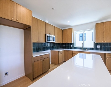 1259 S Longwood Avenue - Photo Thumbnail 18