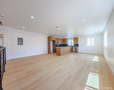 1259 S Longwood Avenue - Photo Thumbnail 14
