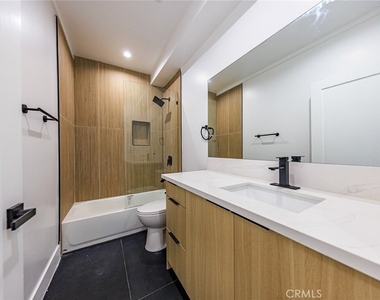 1259 S Longwood Avenue - Photo Thumbnail 10