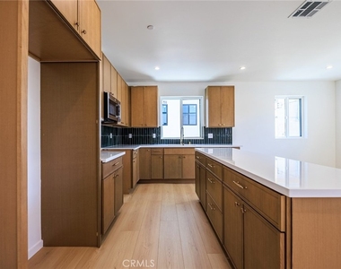 1259 S Longwood Avenue - Photo Thumbnail 17