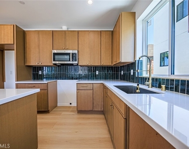 1259 S Longwood Avenue - Photo Thumbnail 22
