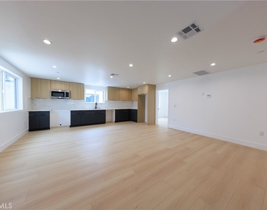 1013 S Citrus Avenue - Photo Thumbnail 8