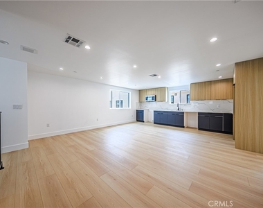 1013 S Citrus Avenue - Photo Thumbnail 11