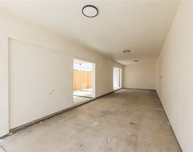 1013 S Citrus Avenue - Photo Thumbnail 5