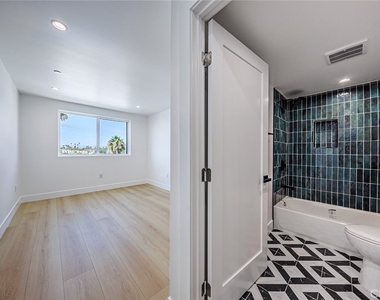 1261 S Longwood Avenue - Photo Thumbnail 34