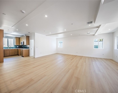 1261 S Longwood Avenue - Photo Thumbnail 14
