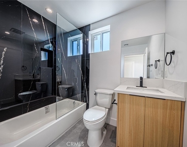 1261 S Longwood Avenue - Photo Thumbnail 33