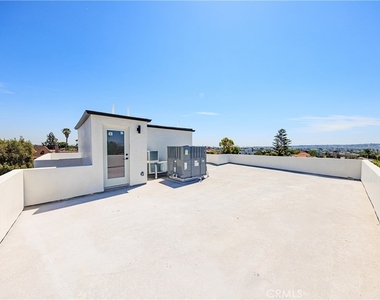 1261 S Longwood Avenue - Photo Thumbnail 10
