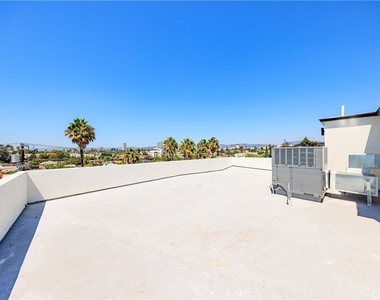 1261 S Longwood Avenue - Photo Thumbnail 7
