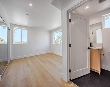 1261 S Longwood Avenue - Photo Thumbnail 40